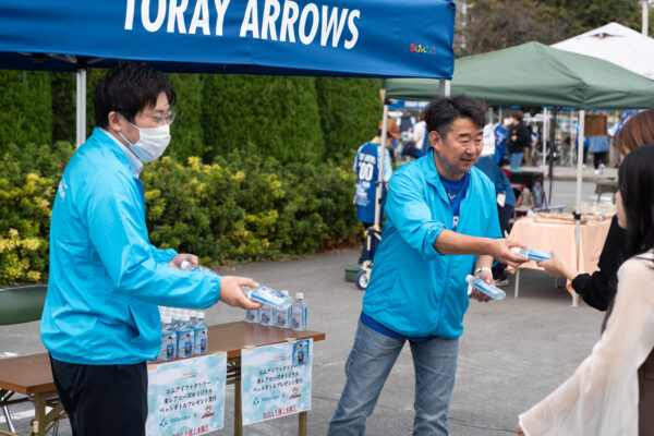 東レアローズ選手のオリジナルボトルを配布している様子